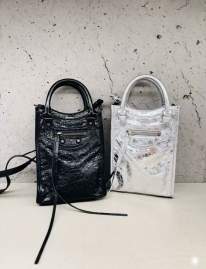 Picture of Balenciaga Handbags _SKUfw241355937fw